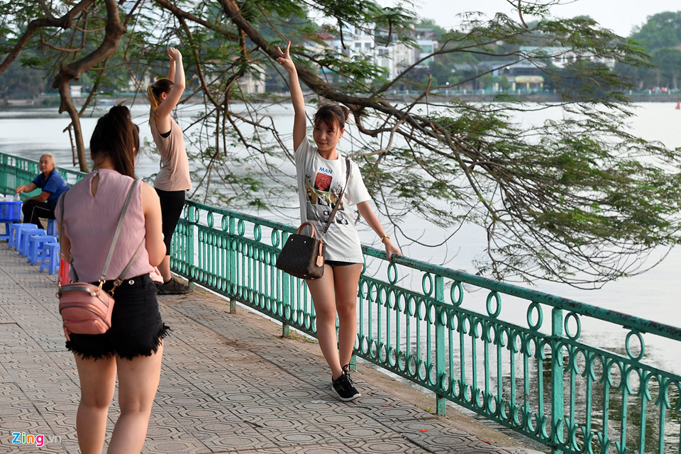 Thi nhau săn ảnh hoàng hôn đẹp lạ trên hồ Tây Thi nhau săn ảnh hoàng hôn đẹp lạ trên hồ Tây